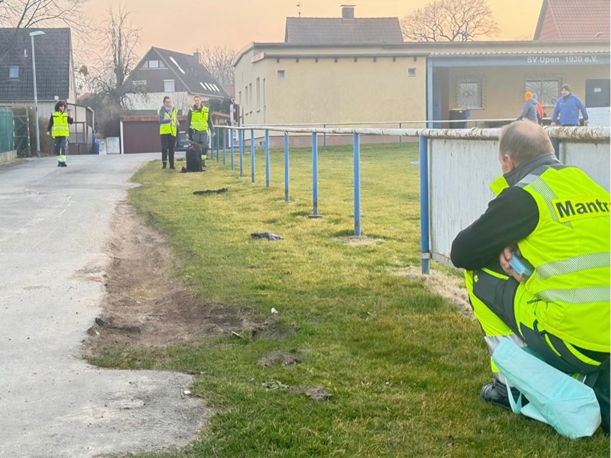 Mantrailing-Team bei der Personensuche in einem Wohngebiet