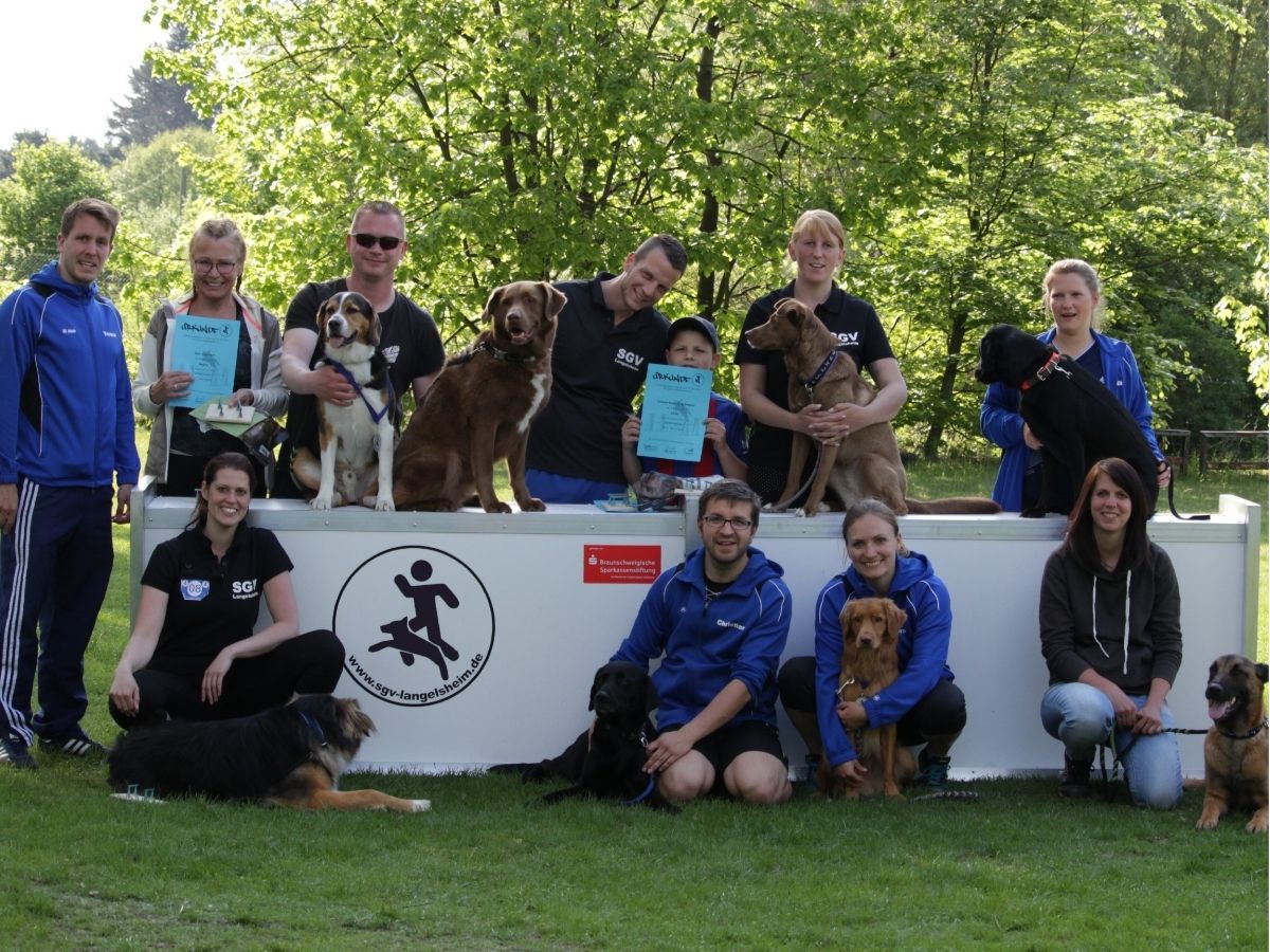 Mensch-Hund-Teams des SGV Langelsheim mit dem geförderten THS-Tunnel